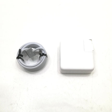 MacBook Pro M3 / 14インチ / 2023 / 8GB / 512GB / シルバー / ランク:C / MR7J3J/A / 【中古品管理番号:37334】