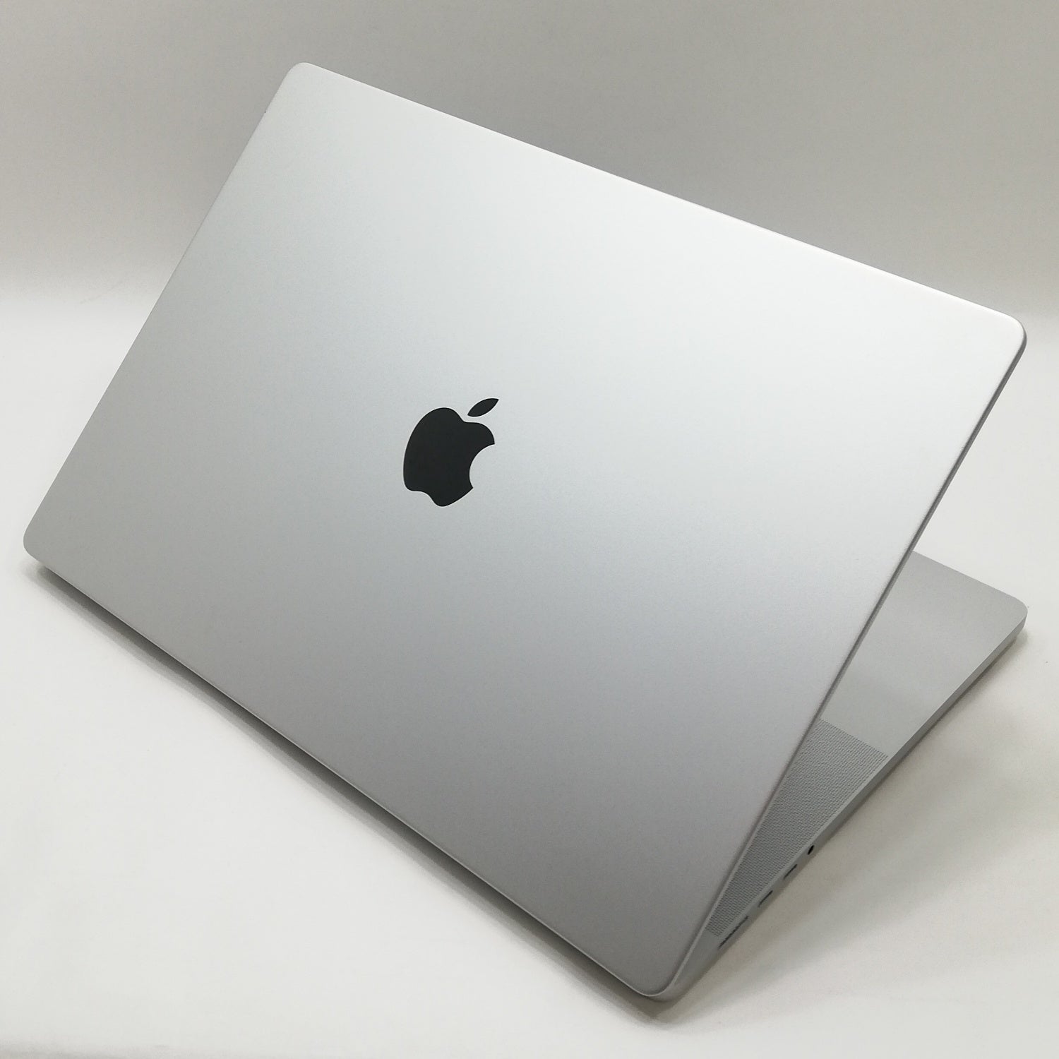 MacBook Pro M2Pro / 16インチ / 2023 / 16GB / 512GB / シルバー / ランク:A / MNWC3J/A /  【管理番号:33259】