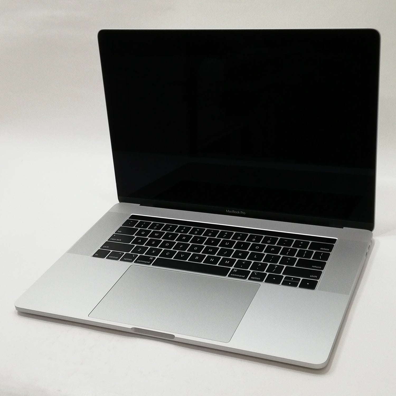 【週末限定特価】MacBook Pro Touch Bar / 15インチ / 2018 / 32GB / 512GB / シルバー / ランク:B / MR972J/A / 【中古品管理番号:35153】