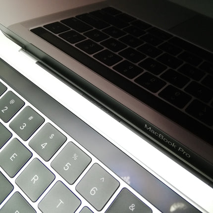 【決算セール！9/30火20時まで】MacBook Pro Touch Bar / 13インチ / Late 2016 / 16GB / 256GB / シルバー / ランク:B / MLVP2J/A / 【中古品管理番号:37080】