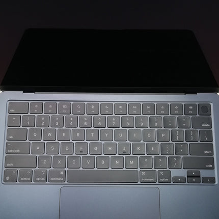 MacBook Air M2 / 13インチ / 2022 / 8GB / 256GB / ミッドナイト / ランク:B / MLY33J/A / 【中古品管理番号:37361】
