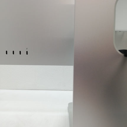 Studio Display 
標準ガラス - 傾き高さを調整できるスタンド / 27インチ / 2025 / / シルバー / ランク:A / MYJF3J/A / 【中古品管理番号:37877】