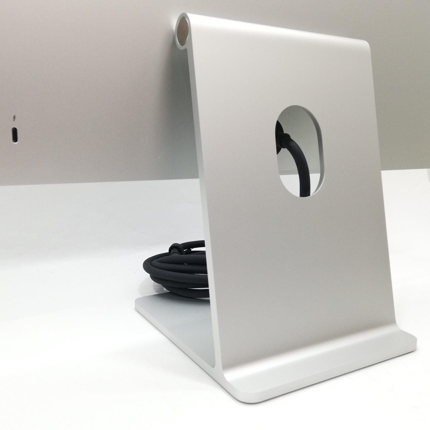 Studio 中古 販売】Studio Display 標準ガラス - 傾きを調整できる