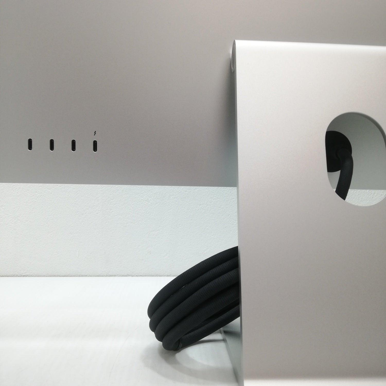 Studio 中古 販売】Studio Display 標準ガラス - 傾きを調整できる