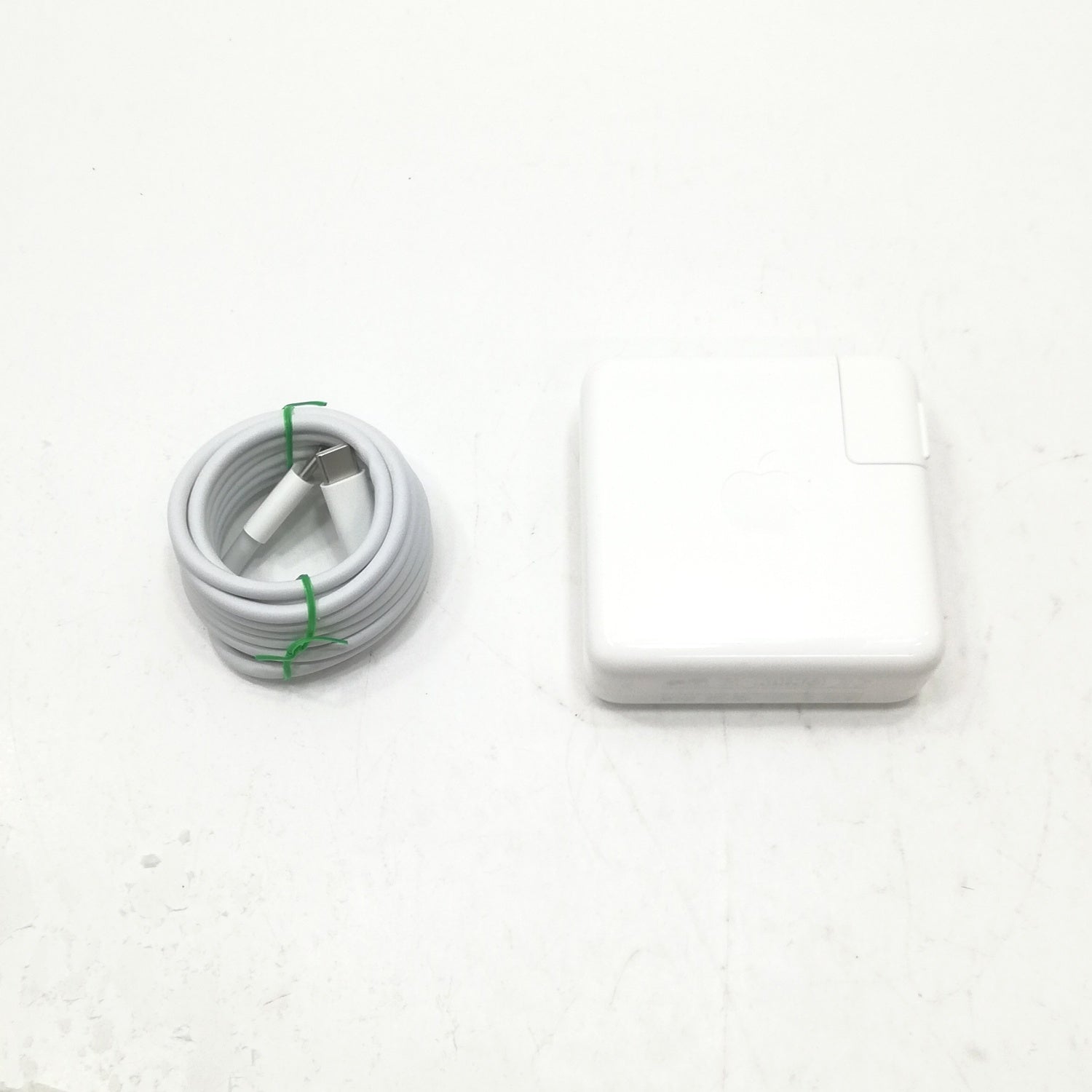 【箱・充電器付き】MacBook Pro (13インチ,2020,シルバー)中古 MacBook 中古 販売】MacBook Pro Touch Bar / 13インチ / 2020 / 16GB