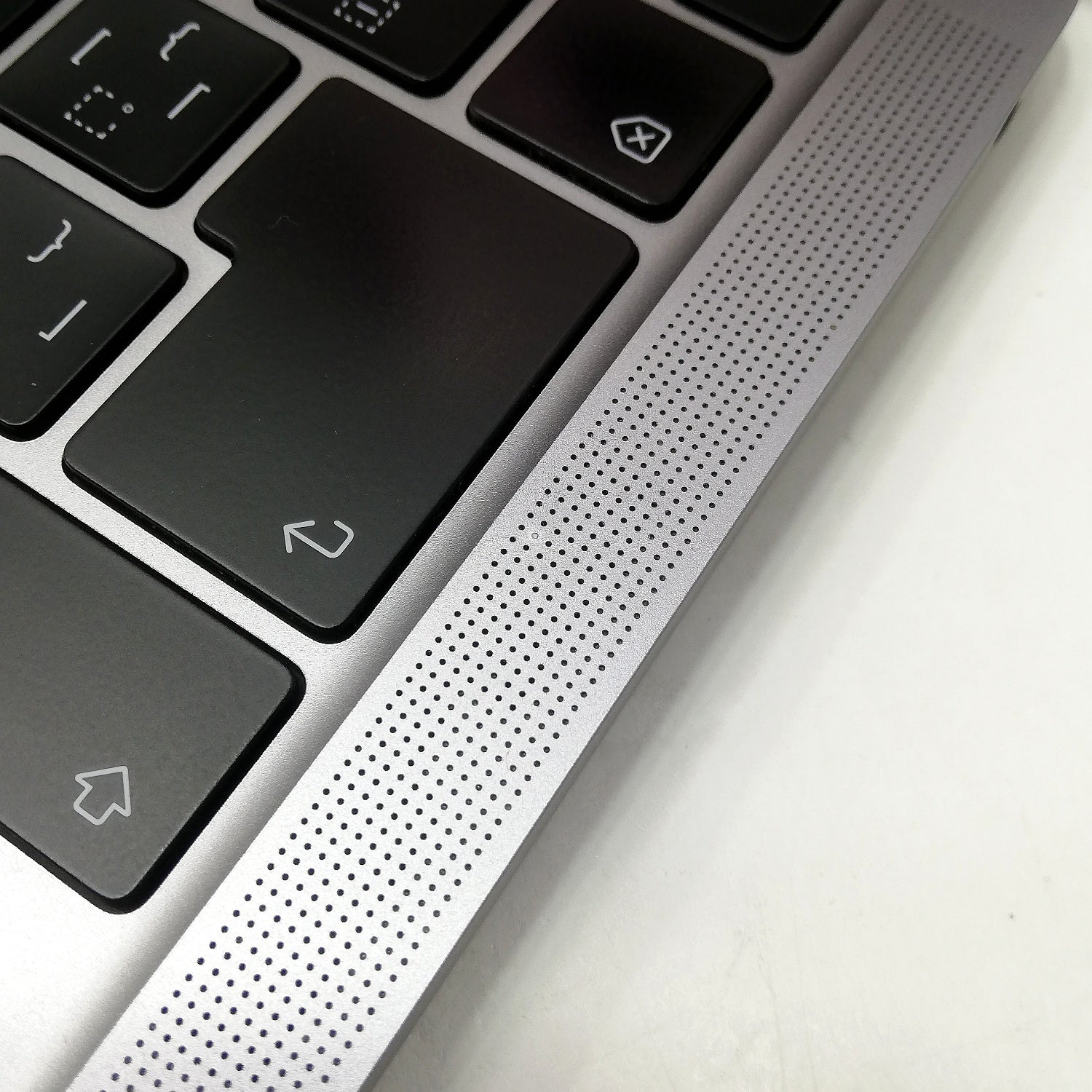 (充放電14回)MacBook Pro M2 スペースグレー MacBook 中古 販売】MacBook Pro M2 / 13インチ / 2022 / 8GB / 256GB