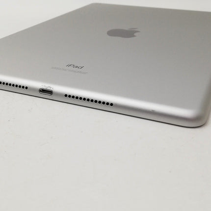 iPad 第8世代 Wi-Fi / 10.2インチ / 2020 / 32GB / シルバー / ランク:B / MYLA2J/A / A2270 【中古品管理番号:41590】