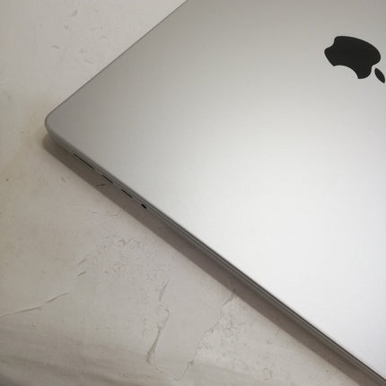 MacBook Pro M4 Max / 16インチ / 2024 / 48GB / 1TB / シルバー / ランク:B / MX2W3J/A / 【中古品管理番号:42622】