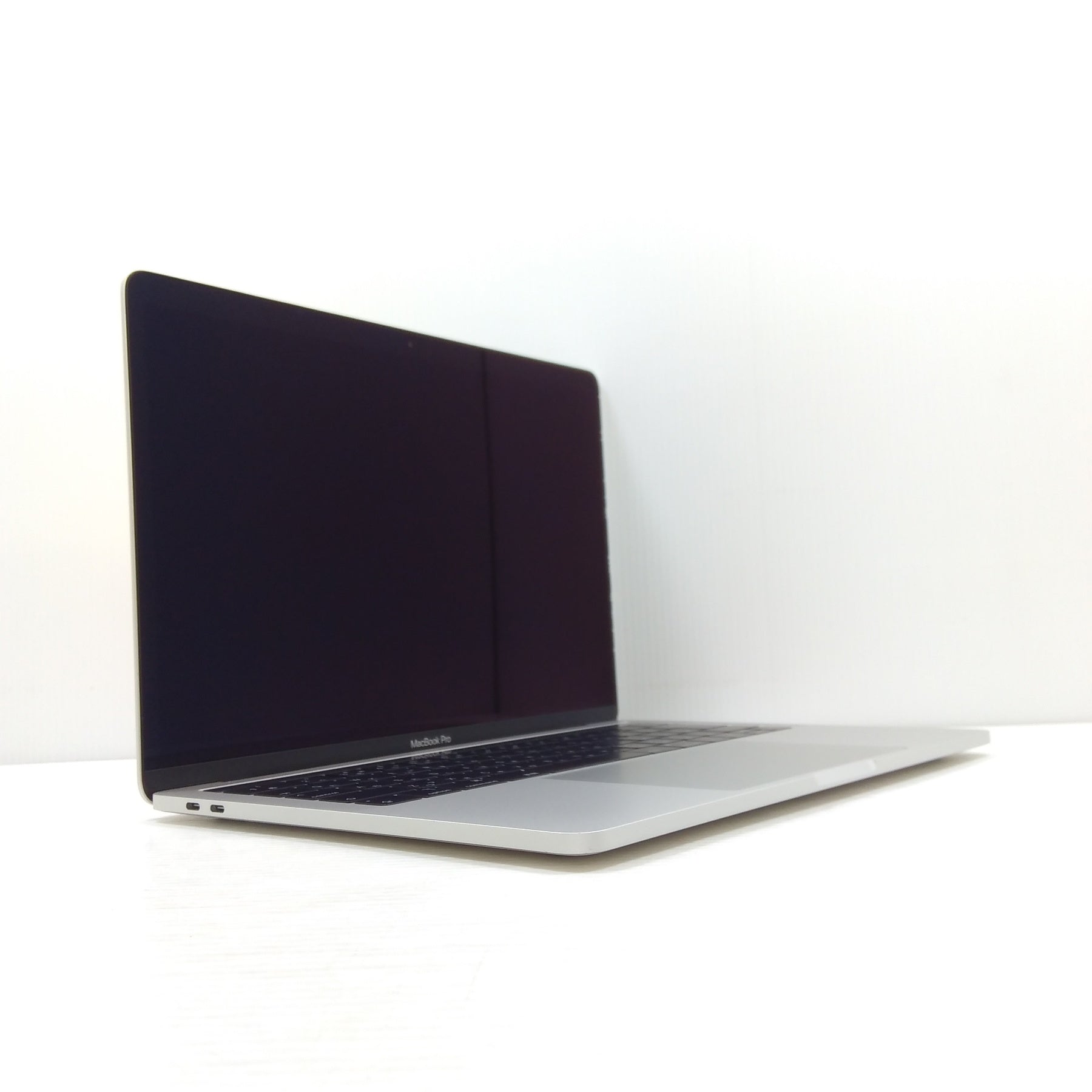 MacBook Pro Touch Bar 13インチ / 2019 / 8GB / 512GB / シルバー 